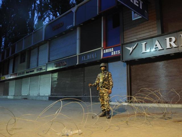 Paramilitary soldier stands guard during curfew in Srinagar, Jammu and Kashmir, August 17 2016. Mobile phone services in Kashmir valley were partially restored on August 20, 2016 though restrictions and curfew continued in many areas.(Waseem Andrabi / HT Photo) Paramilitary soldier stands guard during curfew in Srinagar, Jammu and Kashmir, August 17 2016. Mobile phone services in Kashmir valley were partially restored on August 20, 2016 though restrictions and curfew continued in many areas.(Waseem Andrabi / HT Photo)