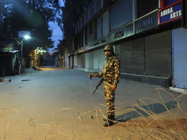 A paramilitary soldier stands guard during curfew in Srinagar. Jawans and officers of central paramilitary forces will be accorded ’battle casualty’ status on the lines of the armed forces.(Waseem Andrabi/ HT File Photo) A paramilitary soldier stands guard during curfew in Srinagar. Jawans and officers of central paramilitary forces will be accorded ’battle casualty’ status on the lines of the armed forces.(Waseem Andrabi/ HT File Photo)