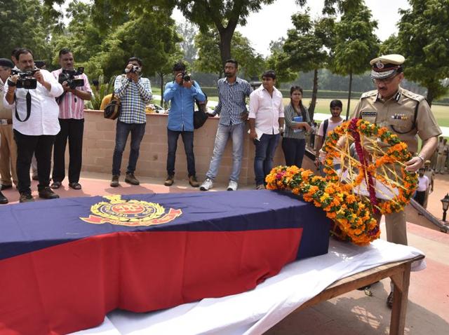 Delhi Police commissioner Alok Kumar Verma pays tributes to constable Anand Singh, who was shot dead by assailants in Shahbad.(Ravi Choudhary/HT Photo)