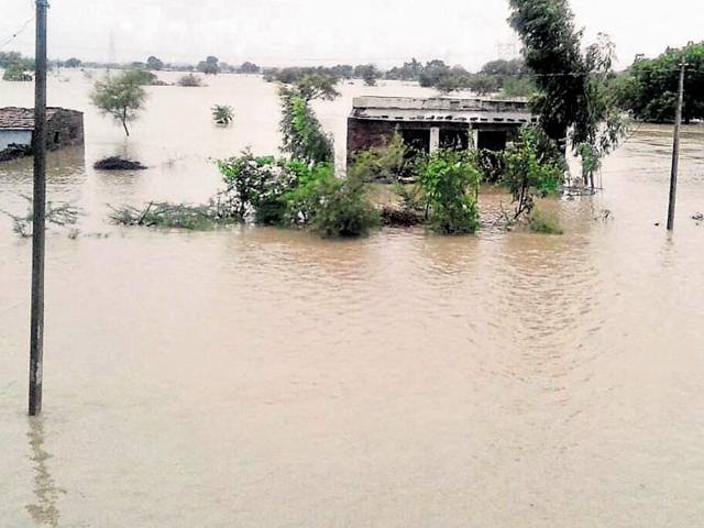 An Air Force chopper rescues people from flood-hit Baran district. (HT Photo) An Air Force chopper rescues people from flood-hit Baran district. (HT Photo)