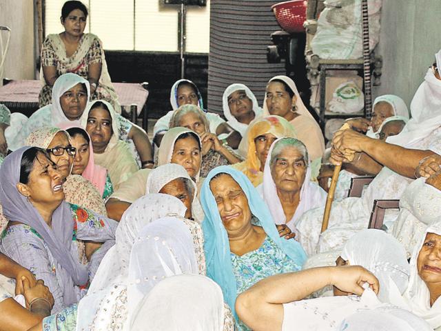 Kin mourning the demise of Hardev Singh and Manjit Singh, who were crushed by a Dabwali Transport Company bus on the Ferozpur Road at Baddowal village in Ludhiana, on Friday.(JS Grewal/HT)