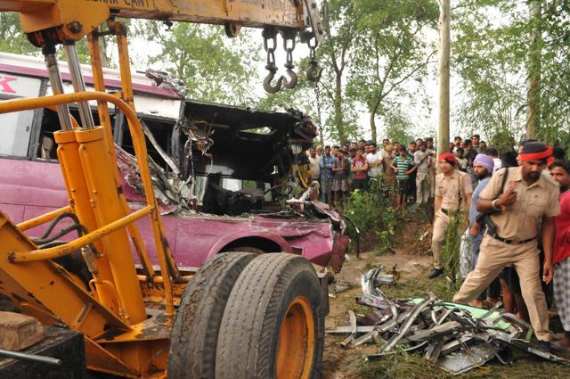 Police, local residents and passersby at the accident spot. (Pardeep pandit/HT Photo)