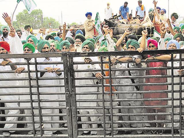 Members of the Bharti Kisan Union holding a protest outside the district administrative complex in Muktsar on Friday. (HT Photo) Members of the Bharti Kisan Union holding a protest outside the district administrative complex in Muktsar on Friday. (HT Photo)