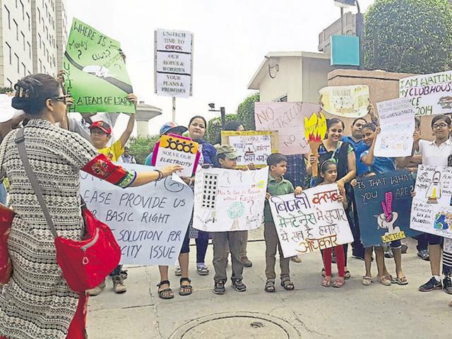 Nearly 250 residents of Unitech The Residences protested outside Unitech chairman’s office in Sector 45 on Saturday.(HT Photo)