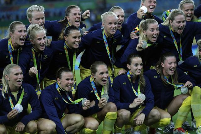 Germany's players pose for photographers after receiving their gold medals at the Maracana stadium in Rio de Janeiro. Germany won 2-1.(AP)