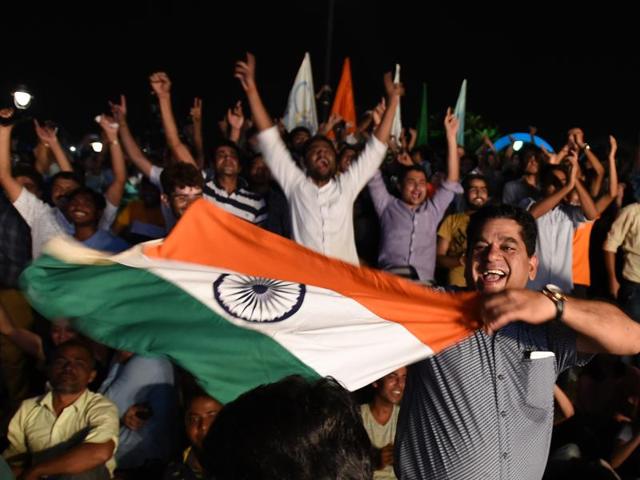 PV Sindhu’s performance was a silver lining for the nation after a disappointing run in the Olympics. Sakshi Malik’s bronze in freestyle wrestling was the other saving grace. Here, fans watch the live streaming of the match at Central Park, Connaught Place, in New Delhi. (Virendra Singh Gosain/HT PHOTO)