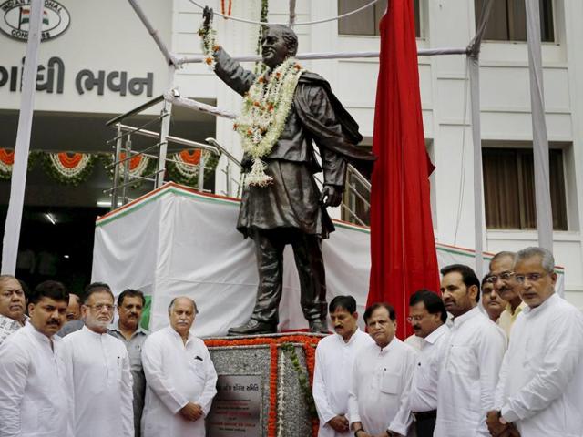 Gujarat Congress leaders paid tributes at the statue of former prime minister Rajiv Gandhi on the eve of his 72nd birth anniversary in Ahmedabad on Friday, August 19, 2016.(PTI) Gujarat Congress leaders paid tributes at the statue of former prime minister Rajiv Gandhi on the eve of his 72nd birth anniversary in Ahmedabad on Friday, August 19, 2016.(PTI)