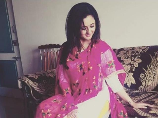 Rashami Desai gave her fans a treat with this casual pose and sweet smile. She posted, “There’s always a reason to smile.. Go #FindIt 😇🤗😊”. (twitter)