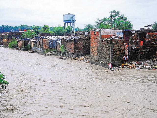 A slum located on the riverbed of Rispana in Dehradun. (HT photo) A slum located on the riverbed of Rispana in Dehradun. (HT photo)