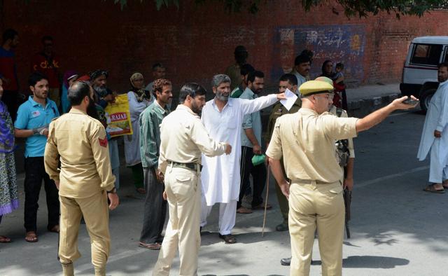 Police directs patients to board the ambulances during protest against the police outside old Secretariat Shaheed Gunj in Srinagar.(PTI Photo)