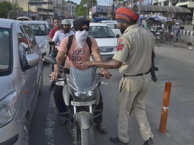 While the Amritsar police booked 24 men for having their face covered while riding two-wheeler in the city on Saturday, women offenders stopped at various nakas were let off with a warning. (Sameer Sehgal/HT Photo) While the Amritsar police booked 24 men for having their face covered while riding two-wheeler in the city on Saturday, women offenders stopped at various nakas were let off with a warning. (Sameer Sehgal/HT Photo)