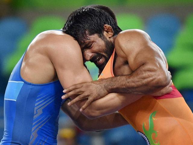 India's Yogeshwar Dutt fights with Mongolia's wrestler Mandakhnaran Ganzorig.(PTI Photo) India's Yogeshwar Dutt fights with Mongolia's wrestler Mandakhnaran Ganzorig.(PTI Photo)