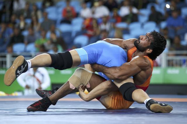 Yogeshwar Dutt of India and Mandakhnaran Ganzorig of Mongolia compete. (REUTERS) Yogeshwar Dutt of India and Mandakhnaran Ganzorig of Mongolia compete. (REUTERS)