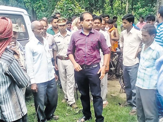 Divisional forest officer (South Kheri) Sanjay Biswal speaks with villagers in Chhedipur village after a man was killed in a suspected tiger attack on Saturday(HT Photo) Divisional forest officer (South Kheri) Sanjay Biswal speaks with villagers in Chhedipur village after a man was killed in a suspected tiger attack on Saturday(HT Photo)