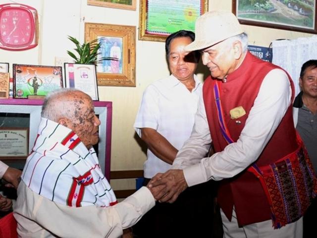 Mizoram governor Nirbhay Sharma with INA only surviving Mizo member Darthawma in south Mizoram’s Lunglei. (dipr.mizoram.gov.in) Mizoram governor Nirbhay Sharma with INA only surviving Mizo member Darthawma in south Mizoram’s Lunglei. (dipr.mizoram.gov.in)