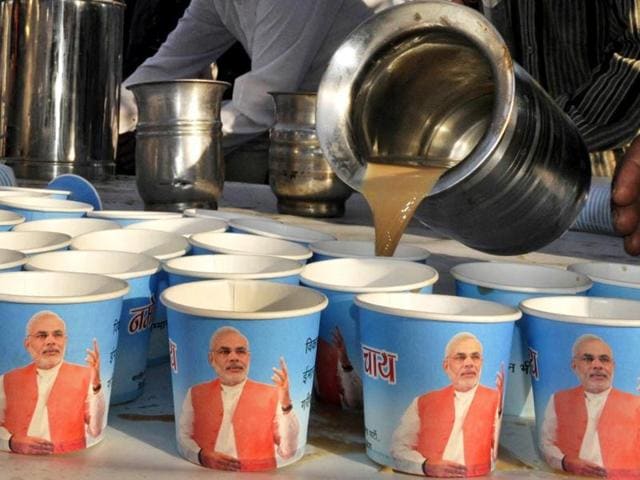 A man serves tea during Narendra Modi’s ‘Chai pe Charcha’ sessions in New Delhi.(HT File Photo)