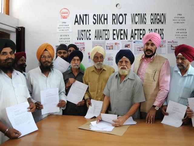 Enhanced compensation letters were distributed among '84 anti-Sikh riot victims in Gurdwara Shri Guru Singh Sabha in Gurgaon on Sunday(Parveen Kumar/HT Photo)