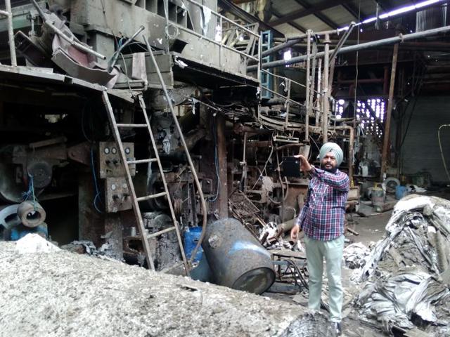 A man explaining the damage inside the paper factory where a blast in a boiler killed three labourers in Malerkotla, Sangrur district, on Monday.(Bharat Bhushan/HT Photo) A man explaining the damage inside the paper factory where a blast in a boiler killed three labourers in Malerkotla, Sangrur district, on Monday.(Bharat Bhushan/HT Photo)