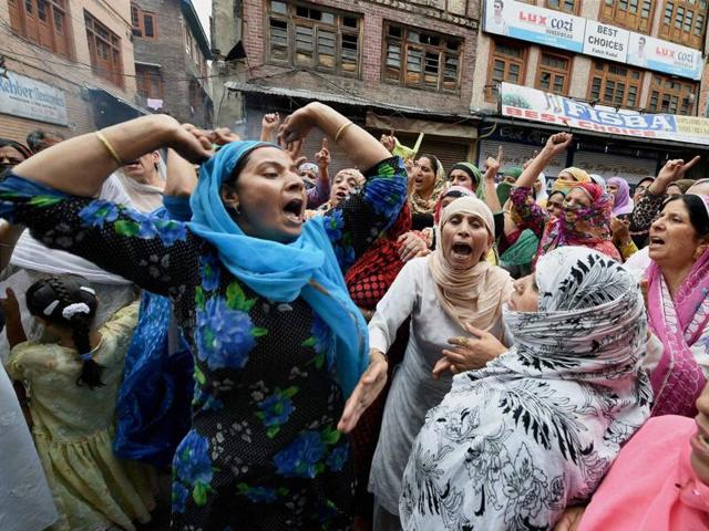 Kashmiri protesters shout pro-freedom slogans following the death of teenager Irfan Ahmad in downtown area of Srinagar on Monday.(Waseem Andrabi/ HT Photo)