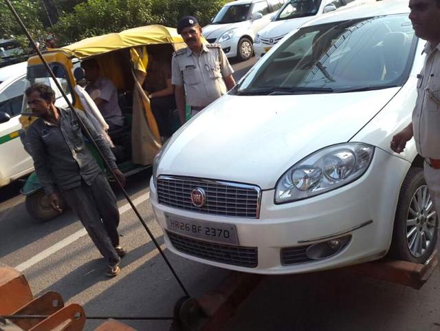 The offenders were penalised for violating traffic norms and vehicles parked on roadside were impounded by the traffic police. (HT Photo) The offenders were penalised for violating traffic norms and vehicles parked on roadside were impounded by the traffic police. (HT Photo)