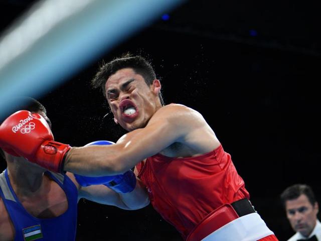 Mexico's Misael Uziel Rodriguez (red) fights Uzbekistan's Bektemir Melikuziev (blue) during the men's middle (75kg) semifinal 2 match at the Riocentro - Pavilion 6 in Rio de Janeiro on August 18. (Yuri Cortez / AFP Photo) 