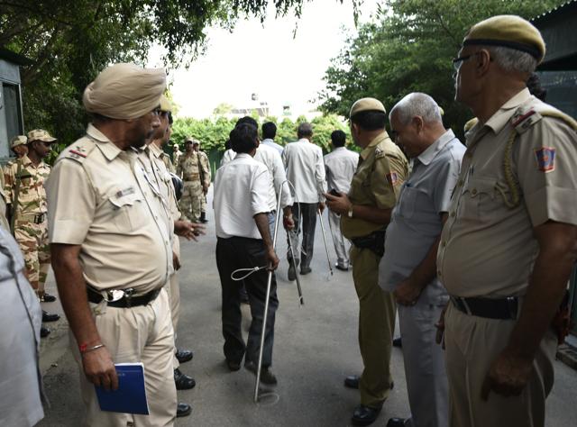 Police officials stand guard outside 7 Akbar Road. (Vipin Kumar/HT Photo) Police officials stand guard outside 7 Akbar Road. (Vipin Kumar/HT Photo)