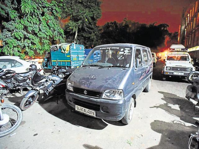 The school van that ran over a three-year-old in Delhi’s Civil Lines on Tuesday. (Arun Sharma/Hindustan Times) The school van that ran over a three-year-old in Delhi’s Civil Lines on Tuesday. (Arun Sharma/Hindustan Times)