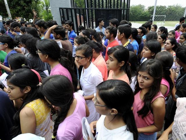 A day after students were told that admissions to medical and dental courses in private and deemed institutes will be carried out by a centralised process, they were still fumbling. (Sunil Ghosh / HT file) A day after students were told that admissions to medical and dental courses in private and deemed institutes will be carried out by a centralised process, they were still fumbling. (Sunil Ghosh / HT file)
