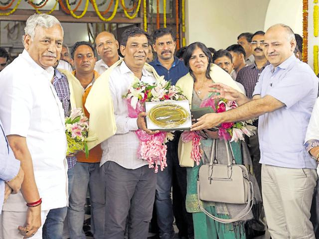Delhi assembly Speaker Ram Niwas Goel, Deputy Chief minister Manish Sisodia and MLAs with wrestler Sakshi's mother Sudesh and father Sukhbir Malik and coach at the Delhi assembly on Tuesday. (Sonu Mehta/Hindustan Times) Delhi assembly Speaker Ram Niwas Goel, Deputy Chief minister Manish Sisodia and MLAs with wrestler Sakshi's mother Sudesh and father Sukhbir Malik and coach at the Delhi assembly on Tuesday. (Sonu Mehta/Hindustan Times)