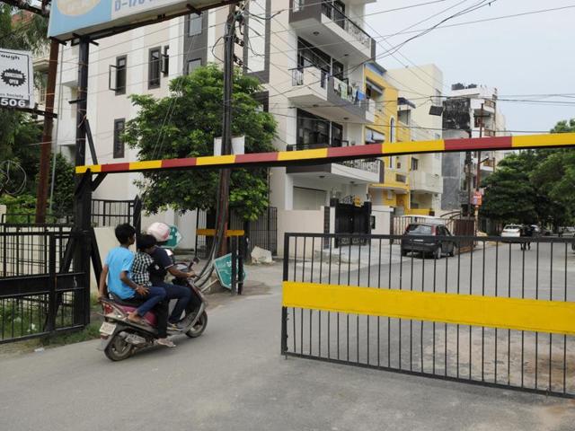 City residents expressed concern at the city magistrate’s letter, in which Singh directed all RWAs to strengthen security by erecting boundary walls, gates, barriers and CCTV cameras. (Burhaan Kinu/HT Photo) City residents expressed concern at the city magistrate’s letter, in which Singh directed all RWAs to strengthen security by erecting boundary walls, gates, barriers and CCTV cameras. (Burhaan Kinu/HT Photo)