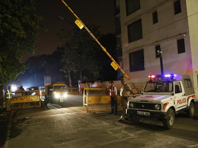 Barricading by Delhi Police in Defence Colony of New Delhi. A bungalow in the area was burglared on Sunday night.(HT file photo)