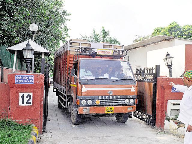 Workers vacating Rashtriya Lok Dal leader Ajit Singh’s 12 Tughlaq Road bungalow in September 2014. (Sonu Mehta/HT File) Workers vacating Rashtriya Lok Dal leader Ajit Singh’s 12 Tughlaq Road bungalow in September 2014. (Sonu Mehta/HT File)