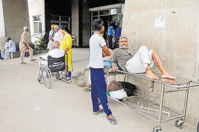 Patients had no one attend to them at the New OPD. (Anil Dayal/HT Photo) Patients had no one attend to them at the New OPD. (Anil Dayal/HT Photo)