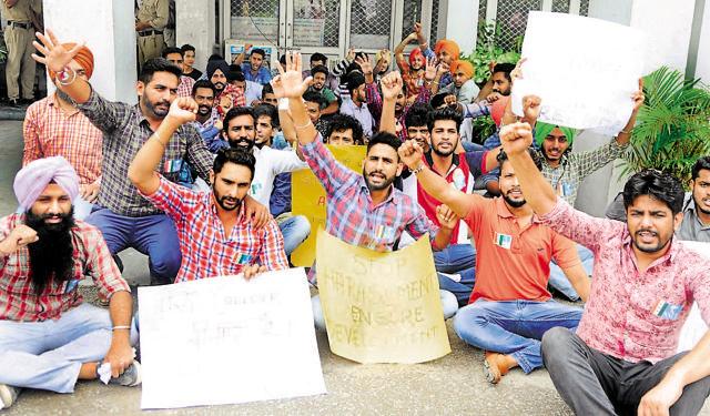 NSUI members protesting outside the UIET at Panjab University in Chandigarh on Monday (Anil Dayal/HT Photo) NSUI members protesting outside the UIET at Panjab University in Chandigarh on Monday (Anil Dayal/HT Photo)