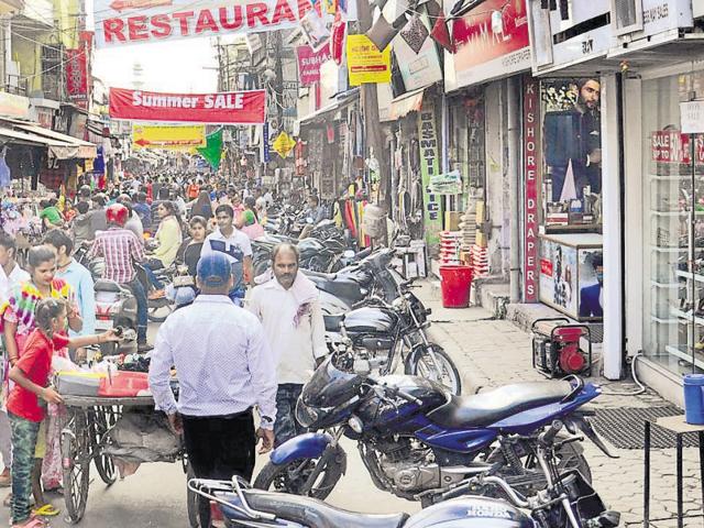 The government had agreed to review the circle rate-based method last year after protests by traders, but came up with a plan only now apparently in a bid to woo them ahead of polls.(Vinay Santosh Kumar/HT)