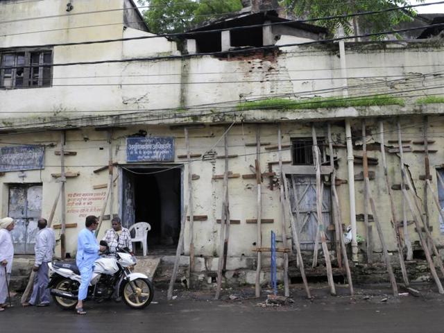 Dilapidated Janata Quarters at Aishbagh to be demolished by the Bhopal civic body. (Mujeeb Faruqui/HT photo) Dilapidated Janata Quarters at Aishbagh to be demolished by the Bhopal civic body. (Mujeeb Faruqui/HT photo)
