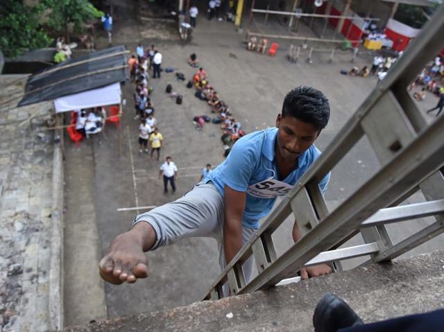 A boy climbs on angus ladder during Fire Brigade recruitment drive at Borivali. Candidates who complete this task in 20 seconds, get full marks and who take more than 40 seconds to complete the task get 0 marks. The candidates go through various physical tests during recruitment and get selected for training after the result of recruitment drive. After training for 6 months, 774 posts of firemen will get fulfilled through merit. (Pratham Gokhale)
