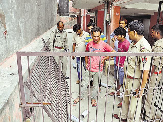 Police said that 13 occupants of the rehab escaped. Spikes on an apartment complex’s main gate pierced Mohsin in the abdomen. (HT) Police said that 13 occupants of the rehab escaped. Spikes on an apartment complex’s main gate pierced Mohsin in the abdomen. (HT)