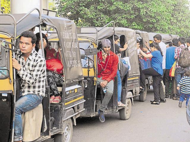 Commuters try to board packed autos in Gurgaon after police impounded more than 1,500 autos since Thursday. (Parveen Kumar/HT Photo) Commuters try to board packed autos in Gurgaon after police impounded more than 1,500 autos since Thursday. (Parveen Kumar/HT Photo)