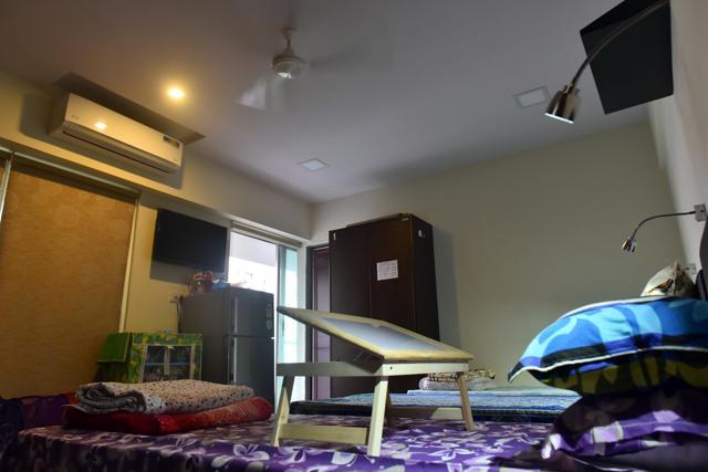 Scores of students from outside Mumbai join colleges in the city every year, but the number of hostels do not match demand. In a city with unaffordable housing, plush rooms such as this one, in good residential areas such as Vile Parle and Juhu, are getting popular with students. (Vidya Subramanian/HT PHOTO)