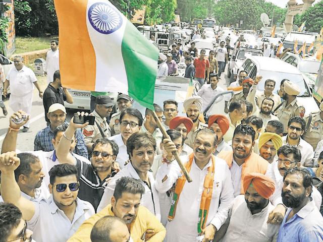 Union minister of state and Punjab BJP president Vijay Sampla leading the Tiranga Yatra at Khatkar Kalan in SBS Nagar on Monday. (HT Photo) Union minister of state and Punjab BJP president Vijay Sampla leading the Tiranga Yatra at Khatkar Kalan in SBS Nagar on Monday. (HT Photo)