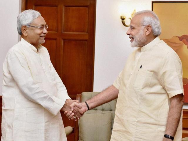 Prime Minister Narendra Modi with Bihar chief minister at a meeting to discuss the flood situation in the state.(PTI Photo)