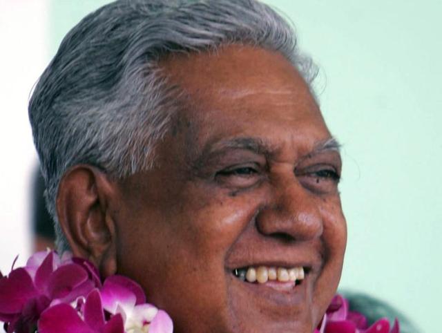 Singapore's President S. R. Nathan reviews a guard of honour during a welcoming ceremony in 2009.(REUTERS FILE)