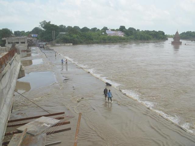 Heavy flow of water of Halali dam created flood like situation in village Pipalkhedi. The three sluice gates of the Halali dam opened on Monday. (Praveen Bajpai/ HT photo) Heavy flow of water of Halali dam created flood like situation in village Pipalkhedi. The three sluice gates of the Halali dam opened on Monday. (Praveen Bajpai/ HT photo)