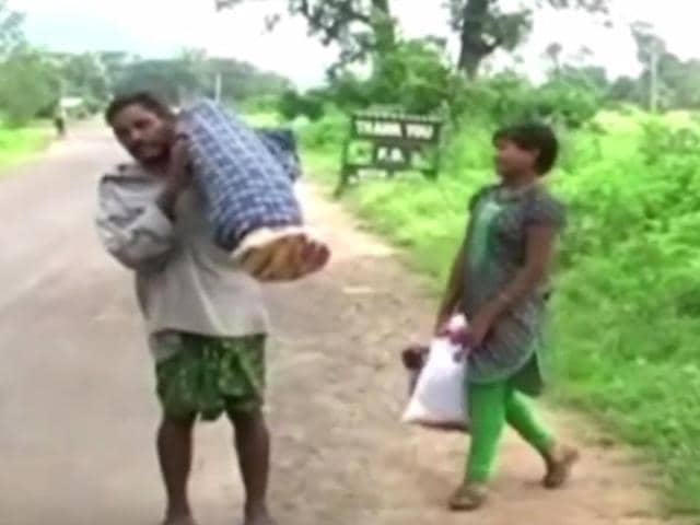 Dana Manjhi carried his wife’s body on shoulders as he was denied a mortuary van or ambulance by hospital authorities.(Photo credit: OTV Video Grab)