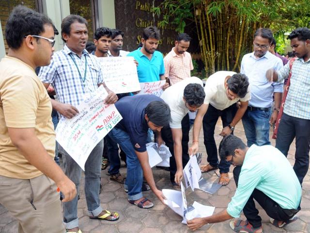 Protesters burning copies of the Widerstand magazine in the Pondicherry University premises.s (Grist media) Protesters burning copies of the Widerstand magazine in the Pondicherry University premises.s (Grist media)
