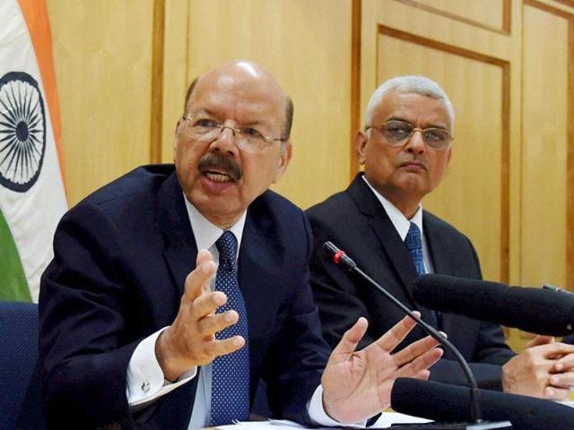 Chief Election Commissioner Nasim Zaidi with Election Commissioner OP Rawat (R) (HT File Photo) Chief Election Commissioner Nasim Zaidi with Election Commissioner OP Rawat (R) (HT File Photo)