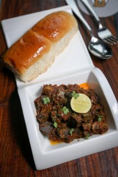 Liver and kidney khatakat with double butter pav.