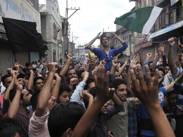Protesters shout slogans agaist security forces after the killing of a teenager named Irfan Ahmed in Srinagar on August 22. (Waseem Andrabi/ HT photo) Protesters shout slogans agaist security forces after the killing of a teenager named Irfan Ahmed in Srinagar on August 22. (Waseem Andrabi/ HT photo)
