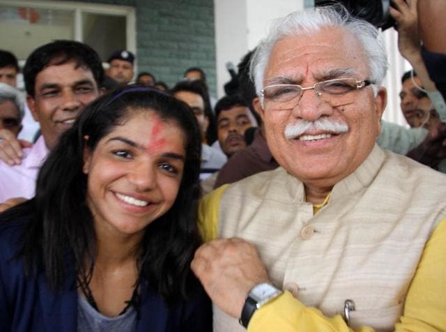 Haryana chief minister Manohar Lal Khattar felicitating Sakshi Malik in Bahadurgarh on Wednesday.(Manoj Dhaka/HT Photo) Haryana chief minister Manohar Lal Khattar felicitating Sakshi Malik in Bahadurgarh on Wednesday.(Manoj Dhaka/HT Photo)